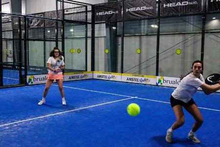 Las parejas femeninas suben su participación en la tercera jornada del Circuito Provincial de Pádel Indoor de la Diputación