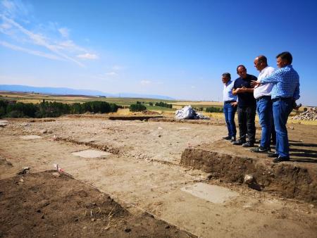 Imagen Los investigadores en Confloenta muestran al presidente de la Diputación los avances de las excavaciones en el yacimiento