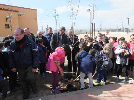 Imagen La Diputación reparte 1602 árboles entre 103 municipios y anima a sus alcaldes a hacer partícipes a los niños de su plantación