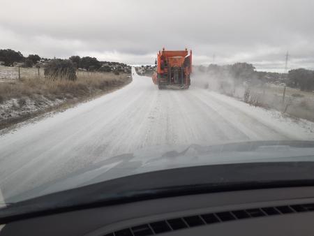 Imagen Los equipos de vialidad invernal reparten durante estos días cerca de 200 toneladas de sal en más de 1.200 kilómetros de red provincial