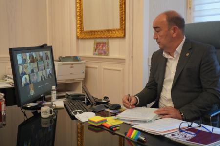 Imagen El presidente participa en la reunión convocada por la Consejería de Empleo con el fin de coordinar ideas para la elaboración del Plan de Empleo Local