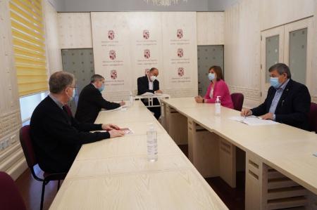 Imagen Obispado y Diputación sellan su colaboración para la conservación de iglesias de la provincia