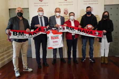 Imagen La Diputación vuelve a mostrar su confianza y respaldo al proyecto deportivo del Balonmano Nava con una subvención de 60.000 euros