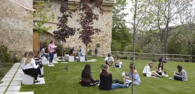 Imagen La Diputación vuelve a convocar cincuenta becas de estudios para alumnos de la IE University residentes en la provincia