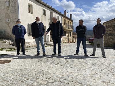 Imagen El alcalde de Orejana muestra al presidente de la Diputación el resultado de la inversión de más de 120.000 euros