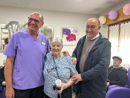 El presidente de la Diputación comparte con los residentes de La Alameda el décimo aniversario de la unidad de convivencia ‘Jaime Gil de Biedma’