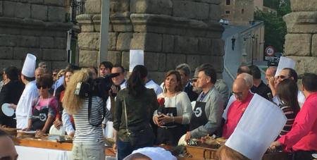 Imagen El Azoguejo acogió la V Fiesta del Cochinillo