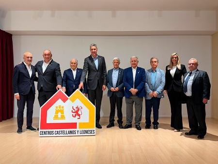 Miguel Ángel de Vicente visita en Barcelona el Hogar Centro Castellano y Leonés de Cataluña, invitado por el segoviano Claudio García,...