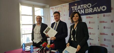 Imagen Jesús Carmona toma el testigo flamenco de Sara Baras en el Teatro Juan Bravo, que también verá pasar por su escenario a Carmen Machi o Els Joglars