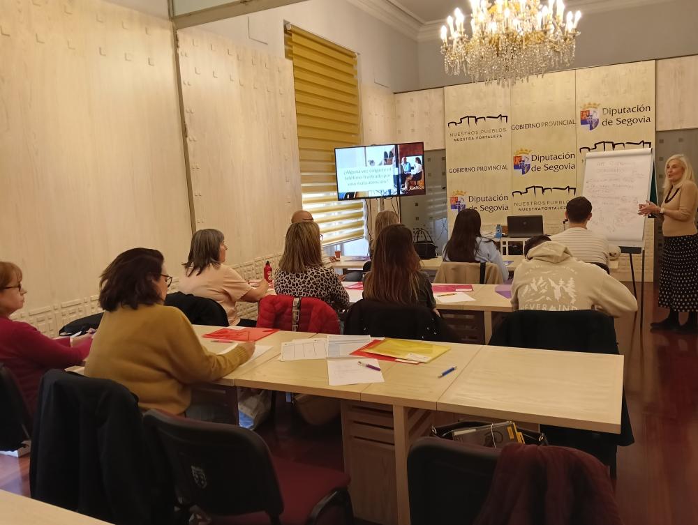 La Diputación de Segovia desarrolla un curso sobre manejo de situaciones conflictivas en la atención telefónica para profesionales de Asuntos...
