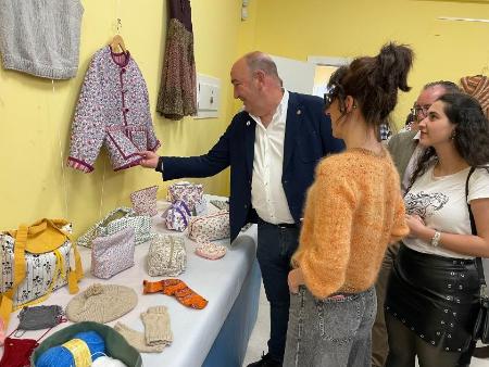 Imagen Miguel Ángel de Vicente recorre las exposiciones de Villeguillo, Villacastín y Parque Robledo con los trabajos de las Aulas de...