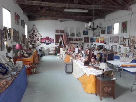 Exposición manualidades en el centro de multiusos