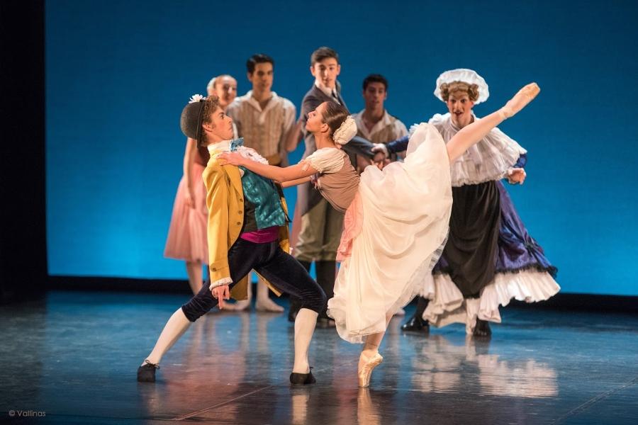 Los bailarines de los talleres Larreal del Real Conservatorio Profesional de Danza Mariemma muestran sus coreografías en el Teatro Juan Bravo