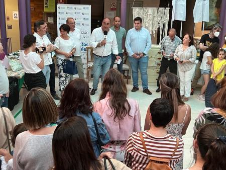 Imagen Miguel Ángel de Vicente concluye las inauguraciones de las exposiciones de las Aulas de Manualidades