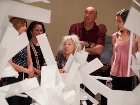 El Museo Esteban Vicente clausura la exposición 'Procesos, ritmos y vibraciones' con Fuencisla Francés ejerciendo de guía