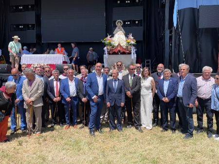 El presidente de la Diputación acompaña a los vecinos de Aldehorno y Aldeanueva de la Serrezuela en el Gran Jubileo a la Virgen de la Cueva,...