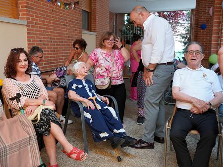 El patio de la residencia La Alameda de Nava de la Asunción viste sus mejores galas en el Día de la Fiesta del centro
