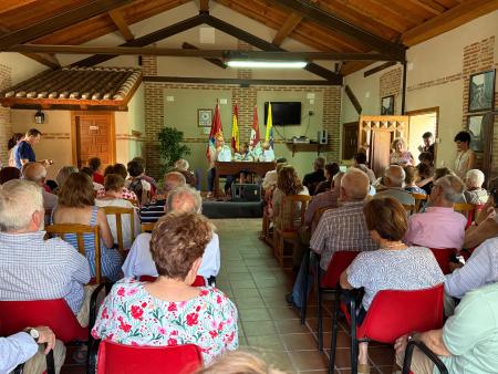 Miguel Ángel de Vicente acompaña a María Luisa Gil, alcaldesa de Fuente de Santa Cruz, en la presentación de su libro sobre la Cofradía del...