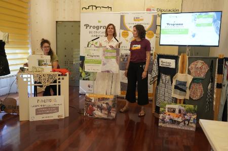La caravana textil de ‘SOS-Tejible en ruta’ recorrerá este verano diecisiete municipios de la provincia con el impulso de la Diputación de...