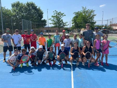 El programa de formación deportiva ‘Especialízate’ de la Diputación reúne a veinticuatro tenistas de proyección en las pistas de Espacio...