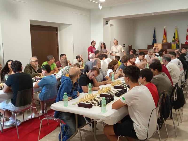 Carbonero el Mayor reúne a cerca de ochenta participantes en la sexta cita del Circuito Provincial de Ajedrez de la Diputación
