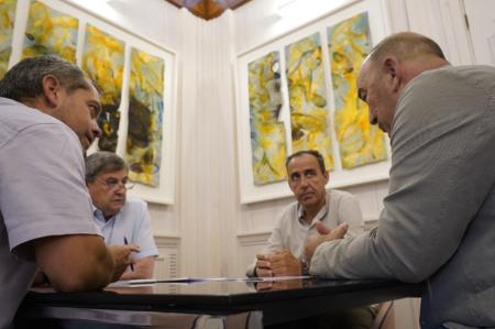 Imagen Miguel Ángel de Vicente recibe a los alcaldes de Pelayos del Arroyo y...