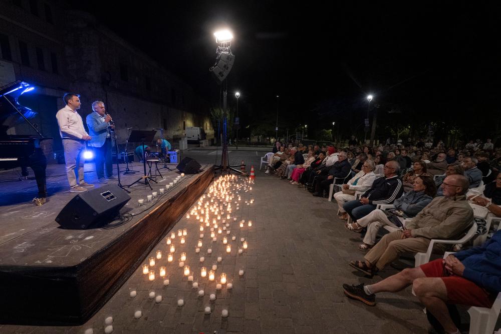 Cuéllar se ilumina en una noche mágica al son del piano en la octava edición de la ‘Noche en Blanco y Negro’ de la Diputación