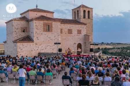 La iglesia de Fuentes de Carbonero acoge la actuación de Fetén Fetén, dentro de Museg al Natural