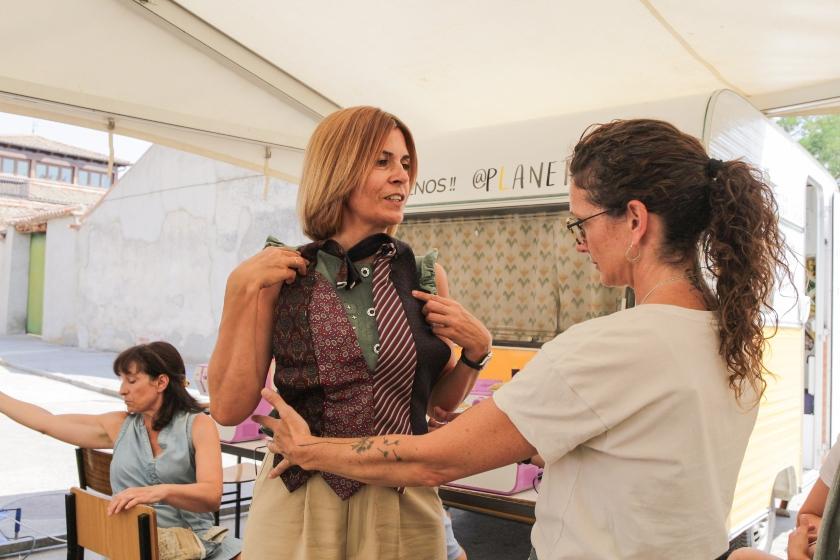 La iniciativa ‘SOS-Tejible en Ruta’ sigue sumando pueblos segovianos a su recorrido veraniego para proponer el reciclaje textil por la provincia