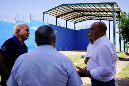 Los alcaldes de varios pueblos pequeños del Nordeste muestran a Miguel Ángel de Vicente los avances en su gestión para tratar de atraer empleo...