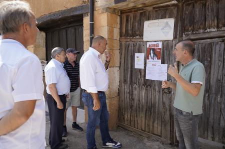 Los alcaldes de varios pueblos pequeños del Nordeste muestran a Miguel Ángel de Vicente los avances en su gestión para tratar de atraer empleo...