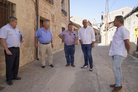 Los alcaldes de varios pueblos pequeños del Nordeste muestran a Miguel Ángel de Vicente los avances en su gestión para tratar de atraer empleo...