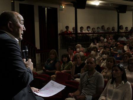 Imagen Los participantes y monitores de las Aulas de Manualidades y Aulas Sociales de la Diputación vuelven a encontrarse tres años después en el Teatro Juan Bravo