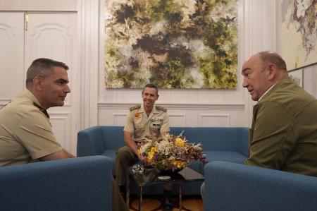 Miguel Ángel de Vicente recibe al nuevo director de la Academia de Artillería, el coronel Antonio Jesús Miró Bujosa