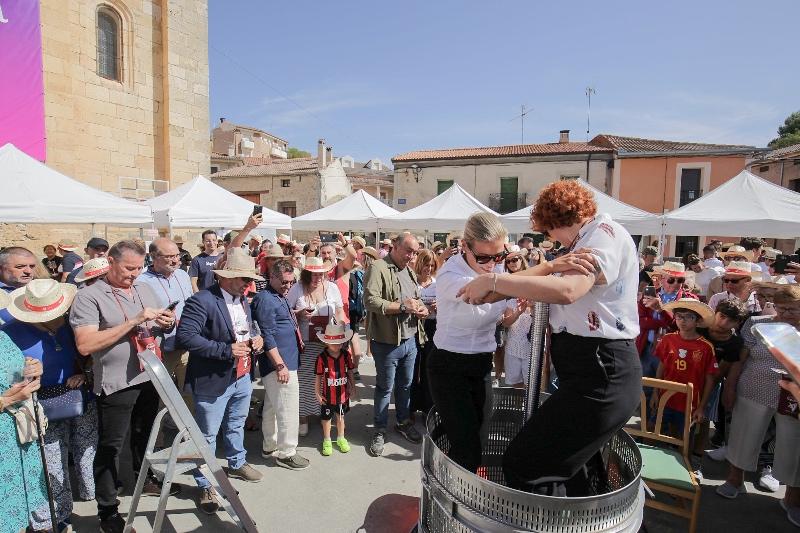 Valtiendas vuelve a ser el epicentro del vino en su XVII Fiesta de la Vendimia, parada indispensable de la Caravana de Alimentos de Segovia de...