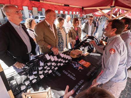 La despensa de la provincia de Segovia brilla en la Plaza Mayor de la capital en la V Feria de Alimentos de Segovia