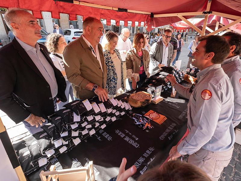 La despensa de la provincia de Segovia brilla en la Plaza Mayor de la capital en la V Feria de Alimentos de Segovia