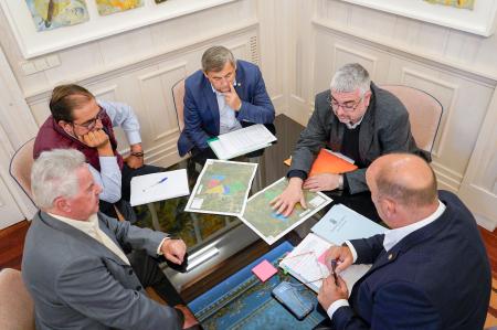 Varios alcaldes de la provincia comparten con Miguel Ángel de Vicente las problemáticas y necesidades de sus pueblos y los proyectos que...
