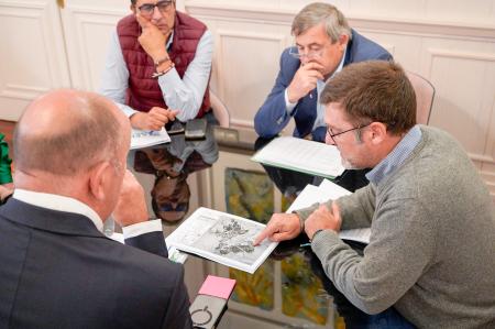 Varios alcaldes de la provincia comparten con Miguel Ángel de Vicente las problemáticas y necesidades de sus pueblos y los proyectos que...