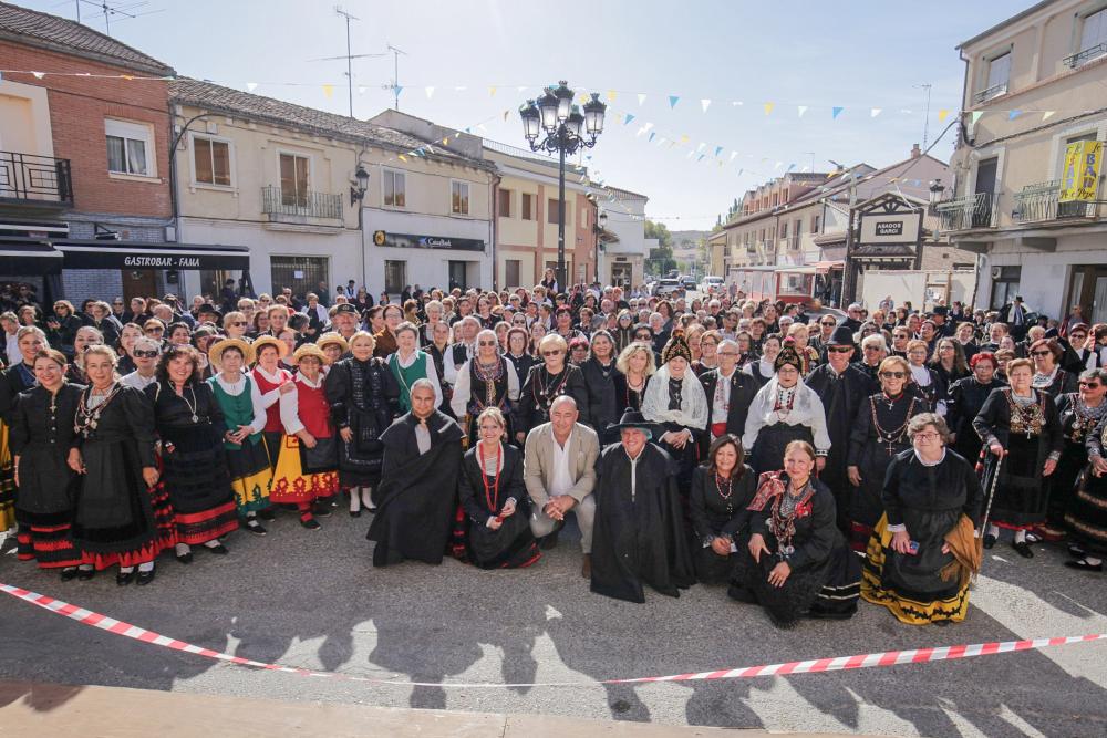 La Diputación colabora con la segunda concentración del Traje Regional segoviano, que se celebra en Sacramenia reuniendo a representantes de...