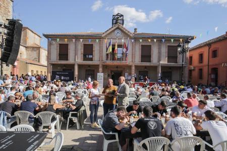 Las patatas con costillas protagonizan en Navalmanzano el cuarto evento Gastro Km0 de la Diputación con seis centenares de asistentes