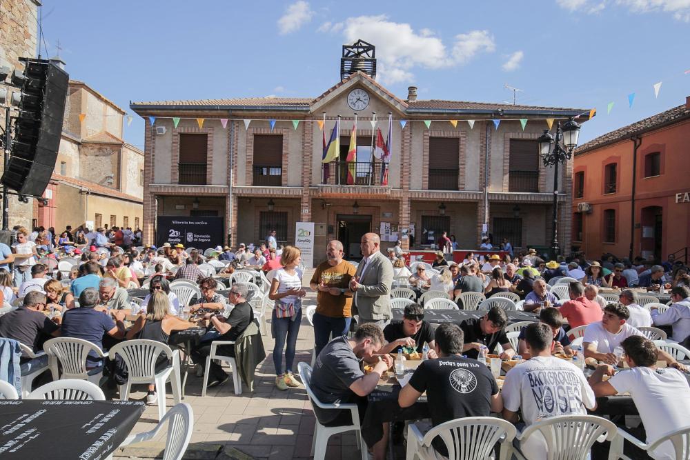 Las patatas con costillas protagonizan en Navalmanzano el cuarto evento Gastro Km0 de la Diputación con seis centenares de asistentes