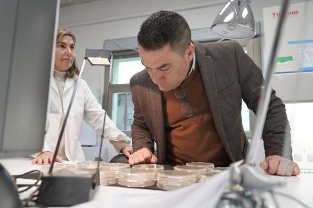 Imagen El Laboratorio de Prodestur refuerza el control del agua potable con un...