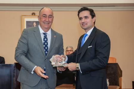 Arturo de Vicente recoge el XXXV Premio Internacional de Poesía Jaime Gil de Biedma de la Diputación en su edición más juvenil y mejor dotada...