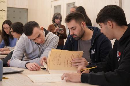 Imagen Doce alumnos universitarios protagonizan un taller práctico en el Archivo de la Diputación