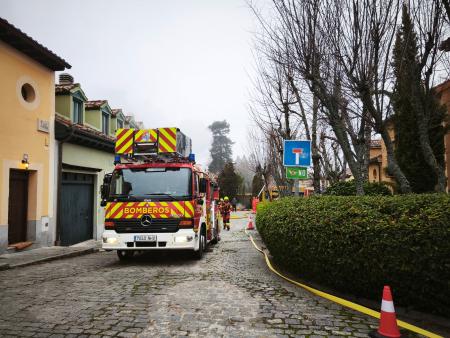 Imagen Dos dotaciones de bomberos de la Diputación sofocan un incendio en una...