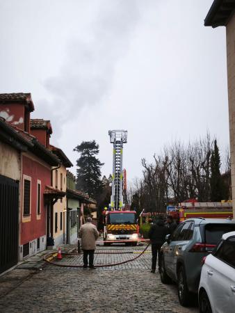 Dos dotaciones de bomberos de la Diputación sofocan un incendio en una vivienda del Real Sitio de San Ildefonso
