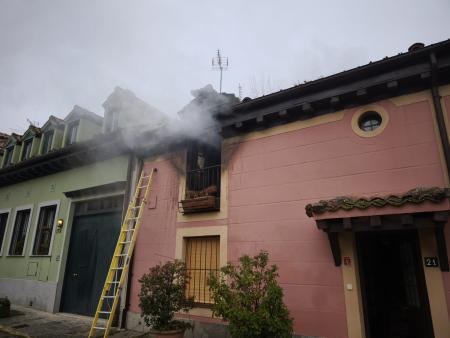 Dos dotaciones de bomberos de la Diputación sofocan un incendio en una vivienda del Real Sitio de San Ildefonso