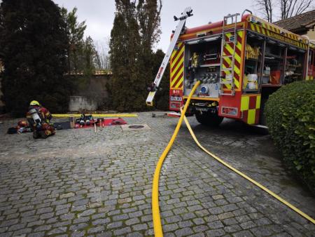 Imagen Dos dotaciones de bomberos de la Diputación sofocan un incendio en una vivienda del Real Sitio de San Ildefonso