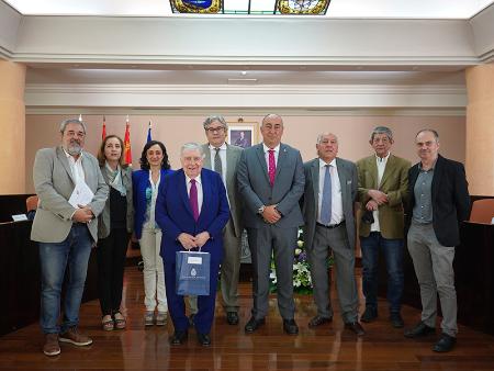 La unidad temática y estilística, la fuerza y el ritmo de ‘Servido en frío’, de Manuel Francisco Reina, le hacen merecedor del Premio Jaime...